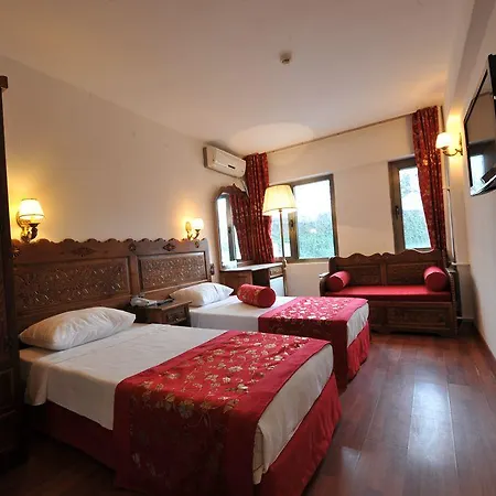Hotel Santa Pera 4*