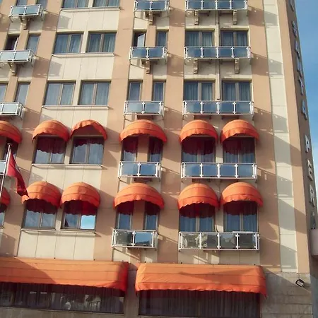 Отель Santa Pera