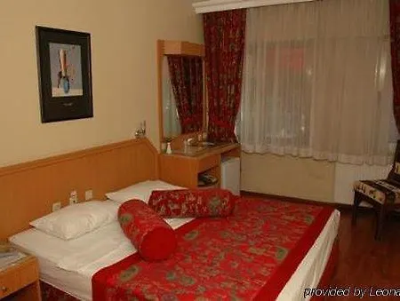 Hotel Santa Pera 2*